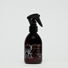 Cargar imagen en el visor de la galería, Agua de linos y ambiente Bergamota &amp; Casis 180 mL